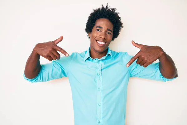 Knappe Afro Amerikaanse Man Met Afro Haar Casual Kleding Die — Stockfoto