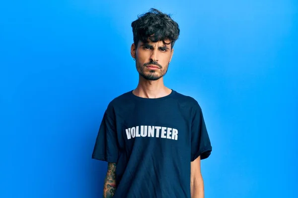 Jovem Hispânico Vestindo Shirt Voluntária Cético Nervoso Franzindo Testa Chateado — Fotografia de Stock
