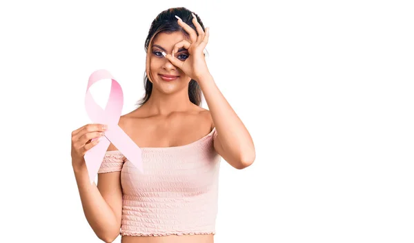 Joven Hermosa Mujer Sosteniendo Cáncer Conciencia Cinta Rosa Sonriendo Feliz —  Fotos de Stock