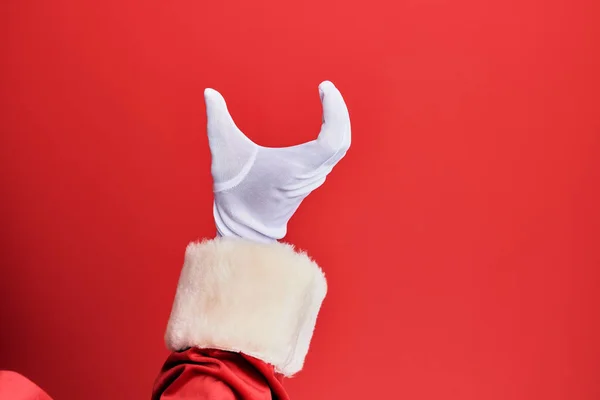 Mão Homem Vestindo Traje Papai Noel Luvas Sobre Fundo Vermelho — Fotografia de Stock