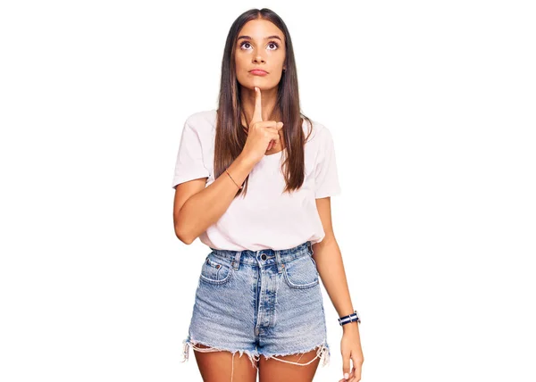 Mujer Hispana Joven Con Camiseta Blanca Casual Pensando Concentrada Duda —  Fotos de Stock