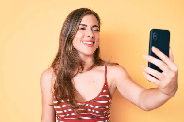 Krásná Mladá Běloška Která Fotí Selfie Chytrým Telefonem Vypadá Pozitivně — Stock fotografie