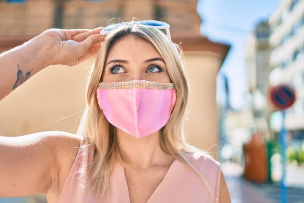 Jovem Loira Sorrindo Usando Máscara Proteção Covid Andando Cidade — Fotografia de Stock