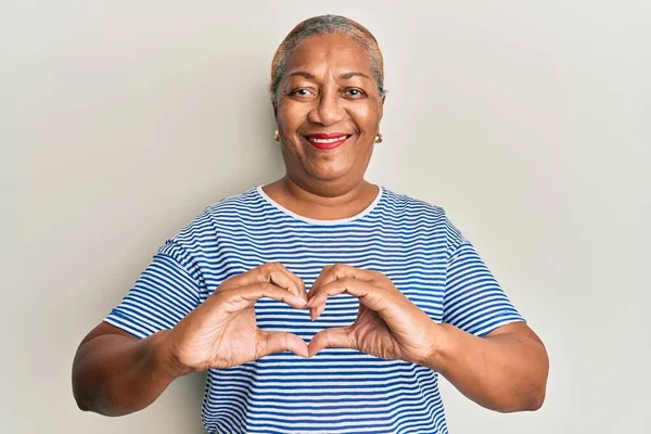 Idősebb Afro Amerikai Alkalmi Ruhát Visel Szerelmes Mosollyal Szív Szimbólum — Stock Fotó