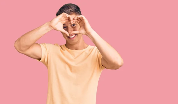 Jovem Homem Bonito Vestindo Roupas Casuais Fazendo Forma Coração Com — Fotografia de Stock