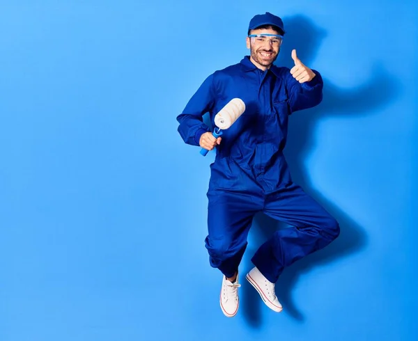 Homem Hispânico Bonito Jovem Vestindo Uniforme Pintor Óculos Sorrindo Feliz — Fotografia de Stock