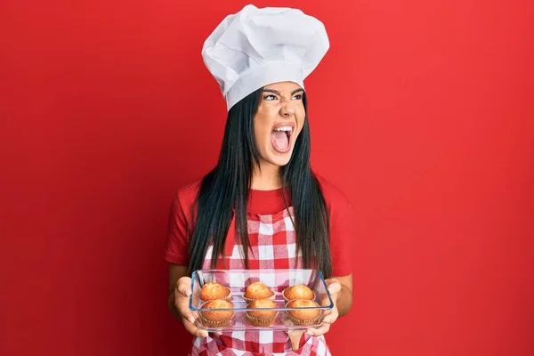 Ung Vacker Hispanic Flicka Bär Bagare Förkläde Gör Hemmagjorda Muffins — Stockfoto