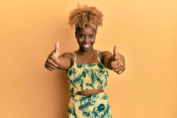 Mujer Africana Joven Con Pelo Afro Usando Vestido Verano Aprobando — Foto de Stock
