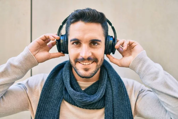 Joven Hombre Hispano Sonriendo Feliz Escuchando Música Usando Auriculares Ciudad — Foto de Stock