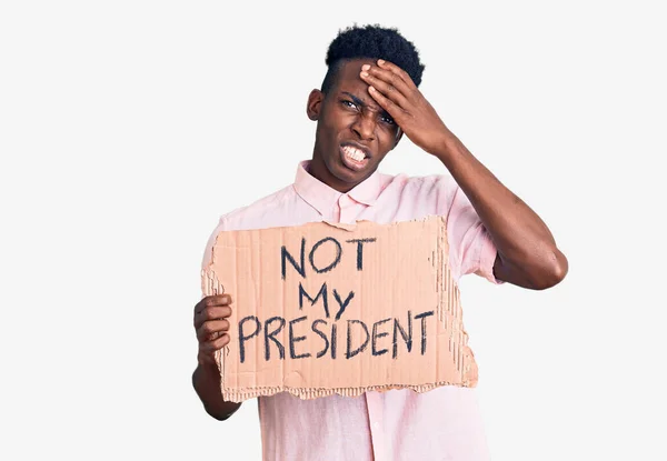 Joven Hombre Afroamericano Sosteniendo Pancarta Protesta Presidente Estresado Frustrado Con —  Fotos de Stock