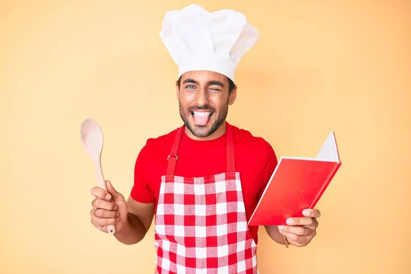 Молодий Іспаномовний Чоловік Професійному Пекарському Фартусі Читає Кулінарну Книгу Рецепт — стокове фото
