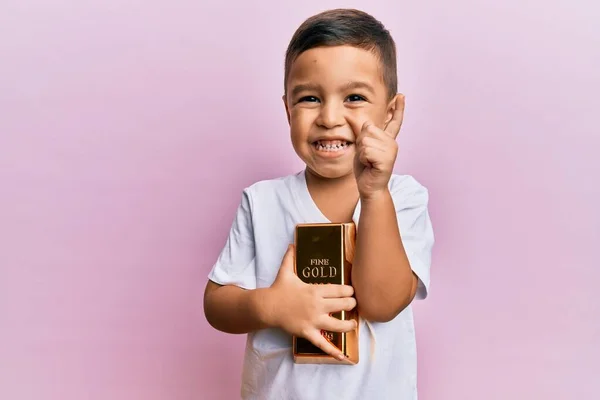 Bedårande Latinbarn Som Håller Guldtackor Leende Med Idé Eller Fråga — Stockfoto