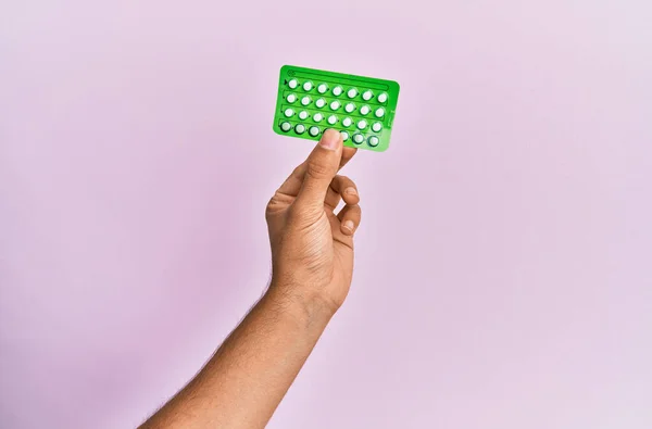 Młoda Latynoska Ręka Trzymająca Tabletki Antykoncepcyjne Odizolowanym Różowym Tle — Zdjęcie stockowe