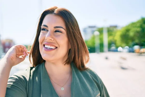 Joven Mujer Hispana Sonriendo Feliz Caminando Calle Ciudad —  Fotos de Stock