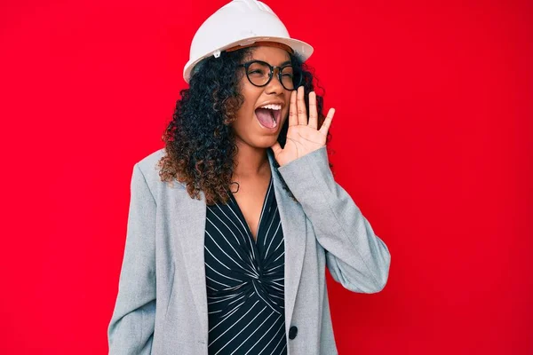 Young African American Woman Wearing Architect Hardhat Shouting Screaming Loud — Stock Photo, Image