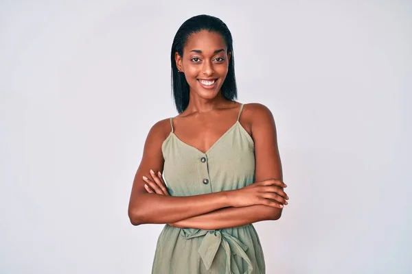 Jonge Afro Amerikaanse Vrouw Met Casual Kleding Vrolijk Gezicht Glimlachend — Stockfoto