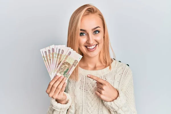 Hermosa Mujer Caucásica Sosteniendo Billetes 100 Rublos Rusos Sonriendo Feliz — Foto de Stock