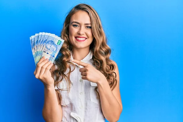 Jovencita Rubia Sosteniendo Billetes Rand Sudafricanos Sonriendo Feliz Señalando Con — Foto de Stock