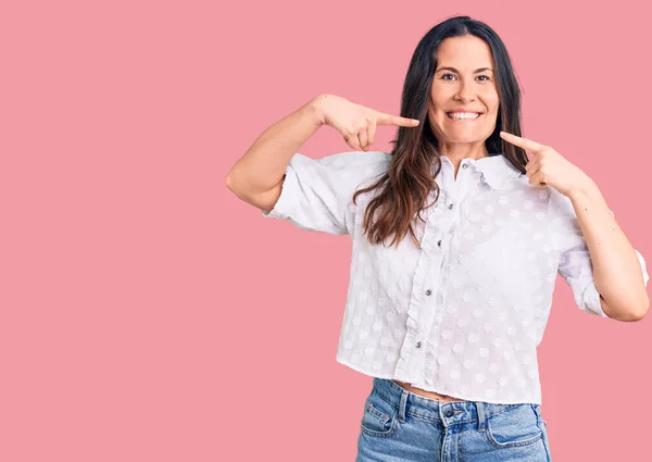 Jovem Bela Mulher Morena Vestindo Camisa Casual Sorrindo Alegre Mostrando — Fotografia de Stock