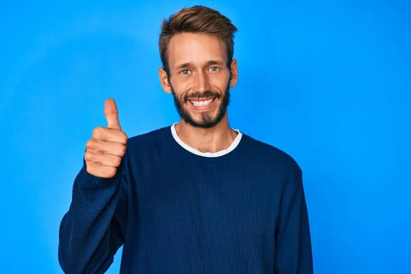 Bonito Homem Caucasiano Com Barba Vestindo Camisola Casual Sorrindo Feliz — Fotografia de Stock