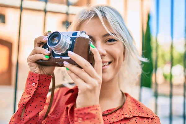 Jovem Loira Sorrindo Feliz Usando Câmera Vintage Andando Cidade — Fotografia de Stock