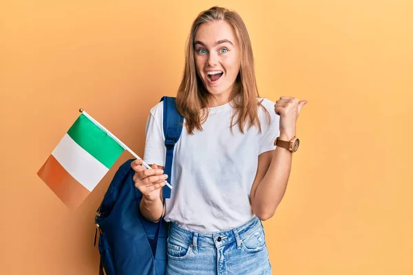 Vacker Blond Kvinna Utbyte Student Håller Ireland Flagga Pekar Tummen — Stockfoto
