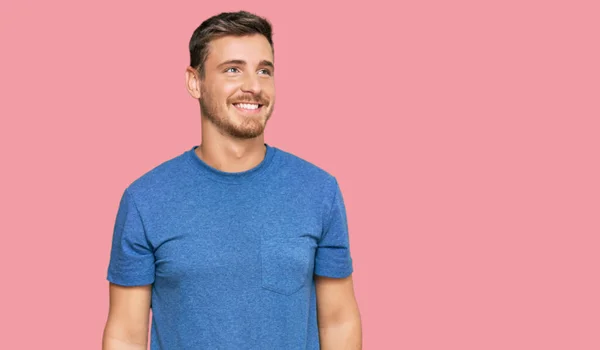 Knappe Blanke Man Die Casual Kleren Draagt Die Van Achteren — Stockfoto