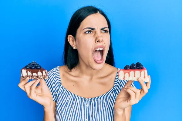 Mulher Bonita Segurando Fatias Bolo Irritado Louco Gritando Frustrado Furioso — Fotografia de Stock