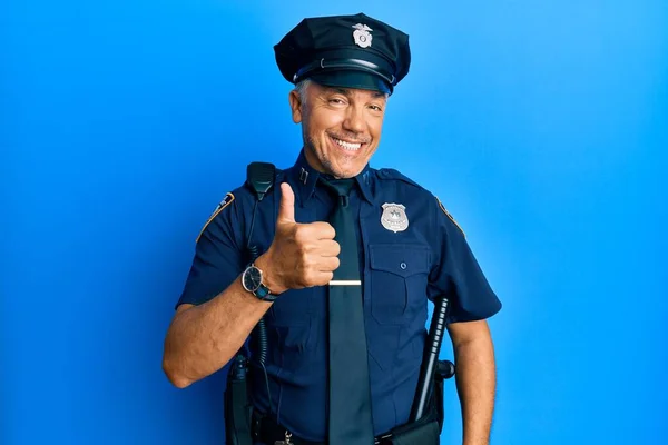 Przystojny Mężczyzna Średnim Wieku Ubrany Policyjny Mundur Robiący Gesty Ręką — Zdjęcie stockowe