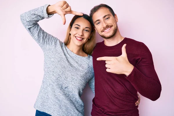 Belo Casal Vestindo Roupas Casuais Sorrindo Fazendo Moldura Com Mãos — Fotografia de Stock