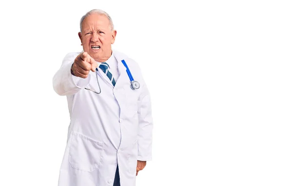 Senior Pohledný Šedovlasý Muž Lékařském Kabátě Stetoskopu Ukazuje Nespokojeně Frustrovaně — Stock fotografie