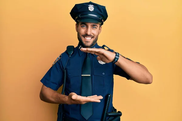 Snygg Latinamerikansk Man Klädd Polisuniform Gester Med Händerna Visar Stora — Stockfoto