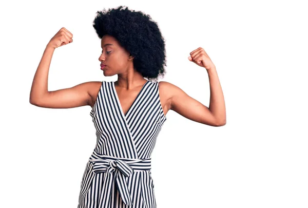 Mujer Afroamericana Joven Vestida Con Ropa Casual Mostrando Los Músculos —  Fotos de Stock