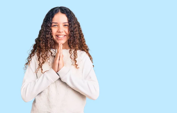 Mooi Kind Meisje Met Krullend Haar Dragen Casual Kleding Bidden — Stockfoto