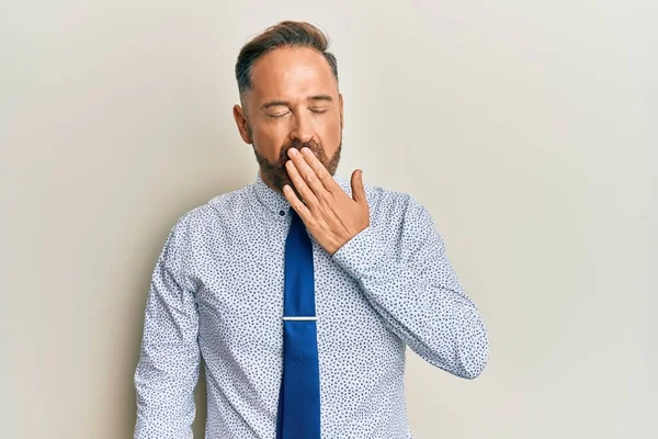 Bonito Homem Meia Idade Vestindo Camisa Negócios Gravata Entediado Bocejo — Fotografia de Stock