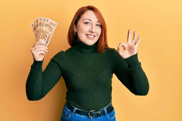Güzel Kızıl Saçlı Kadın Elinde Brezilyalı Gerçek Banknot Tutuyor Tamam — Stok fotoğraf