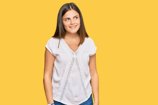 Młoda Kobieta Rasy Kaukaskiej Ubrana Luźne Ubrania Patrząca Uśmiechem Twarzy — Zdjęcie stockowe