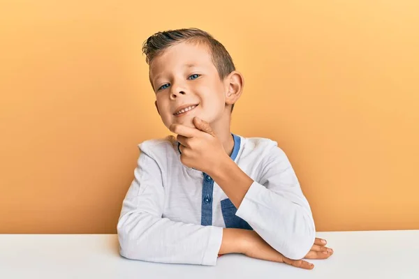 Adorabile Ragazzo Caucasico Che Indossa Abiti Casual Seduto Sul Tavolo — Foto Stock