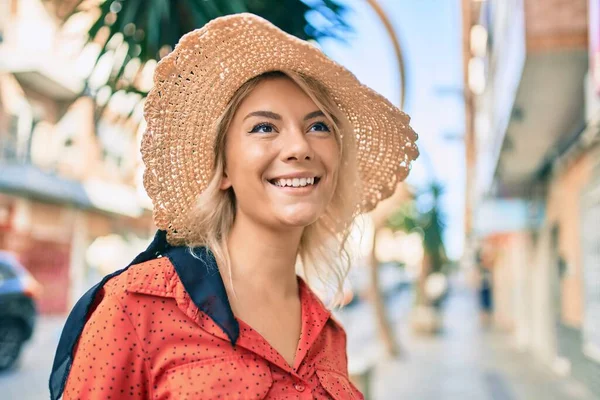 Wanita Turis Pirang Muda Tersenyum Sambil Berjalan Kota — Stok Foto