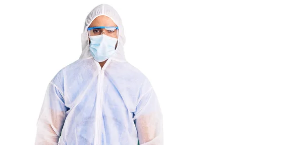 Joven Hombre Hispano Vistiendo Uniforme Protección Médica Coronavirus Máscara Médica —  Fotos de Stock