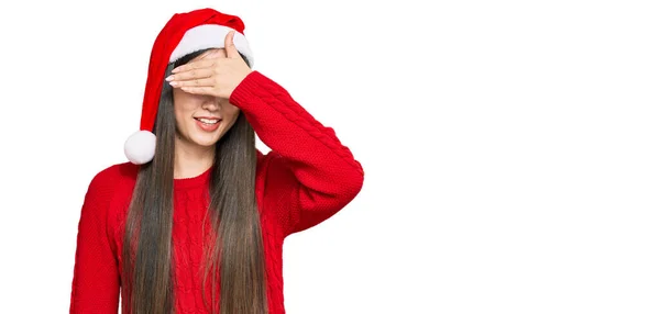 Jovem Chinesa Vestindo Chapéu Natal Sorrindo Rindo Com Mão Rosto — Fotografia de Stock