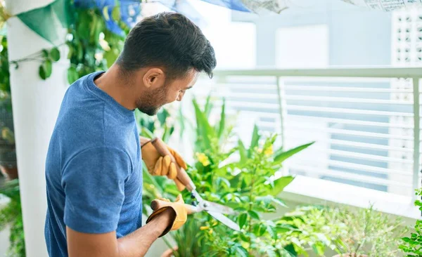 Jonge Knappe Man Lacht Gelukkig Zorgzame Planten Met Behulp Van — Stockfoto