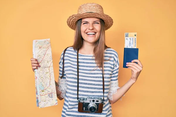 街の地図とパスポートを持っている美しい白人観光客の女性は笑顔で大声で笑います — ストック写真