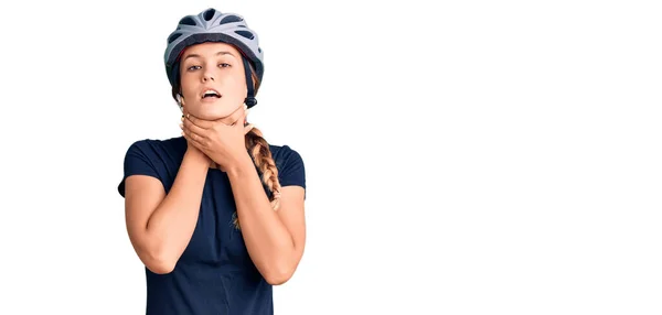 Beautiful Caucasian Woman Wearing Bike Helmet Shouting Suffocate Because Painful — Stock Photo, Image