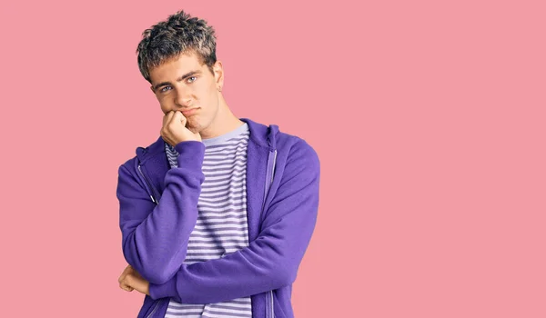 年轻英俊的男人穿着宽松的紫色运动衫 满脑子疲惫 双手交叉 对抑郁症感到厌烦 — 图库照片