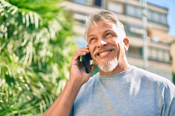 Medioevo Ispanico Dai Capelli Grigi Uomo Sorridente Felice Parlando Sullo — Foto Stock