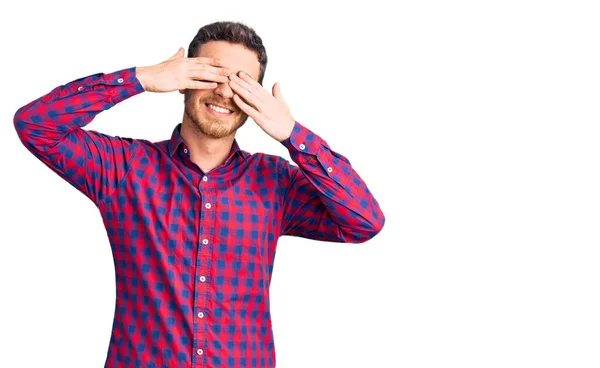 Jovem Bonito Com Urso Vestindo Camisa Casual Cobrindo Olhos Com — Fotografia de Stock