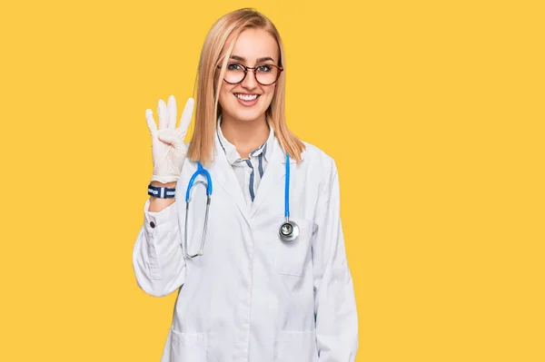 Mooie Blanke Vrouw Doktersuniform Stethoscoop Met Vingers Nummer Vier Glimlachend — Stockfoto