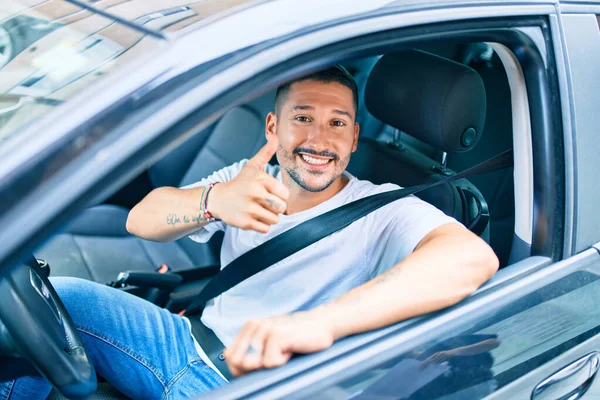 Молодий Іспаномовний Чоловік Посміхається Щасливий Робить Добре Знак Водіння Автомобіля — стокове фото