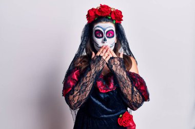 Genç bir kadın ölü kostümü giydiği gün beyazlar gülerken ve utanırken kıkırdarken ağzı ellerle, dedikoduyla ve skandal konseptiyle kapatıyor. 